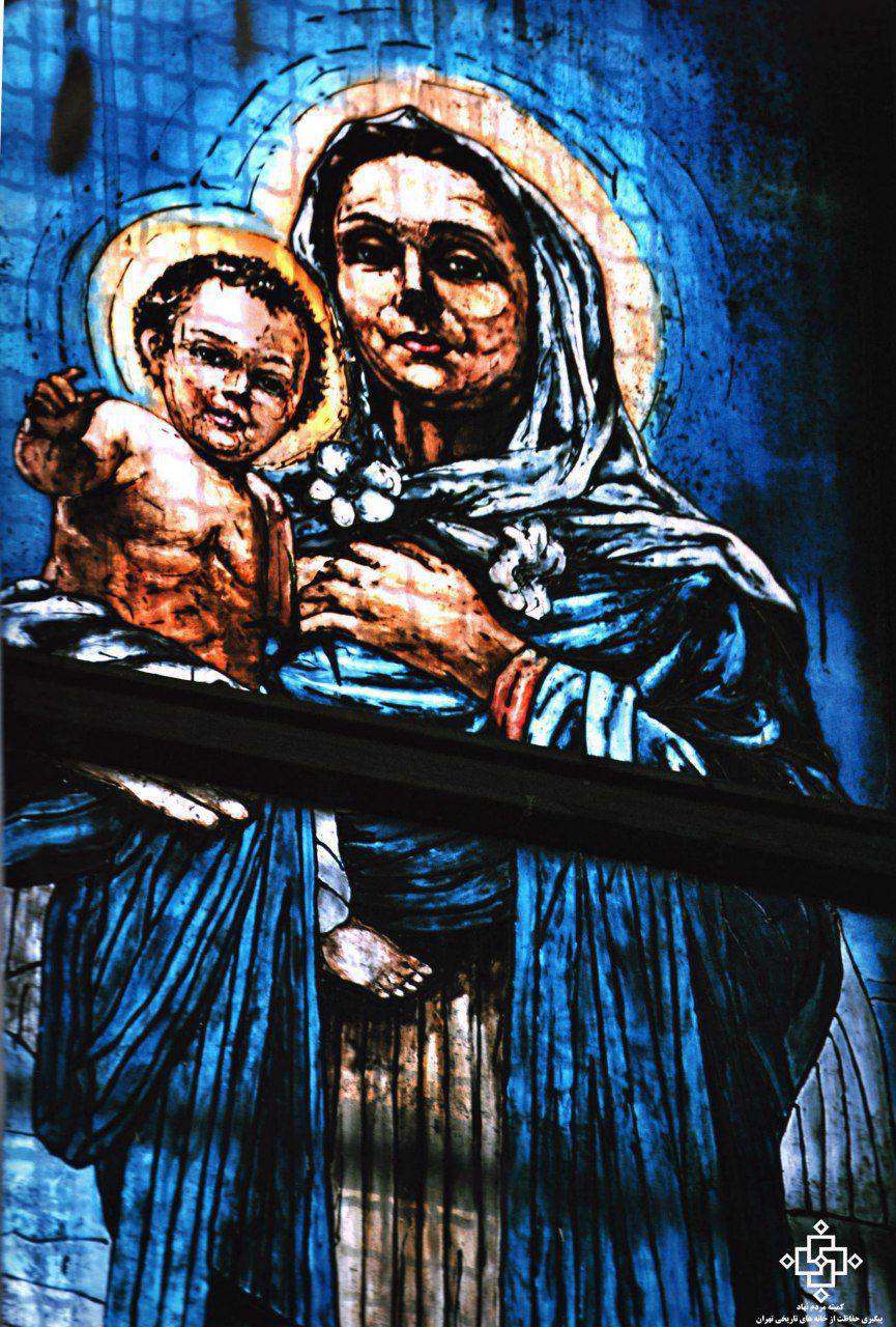 نقاشی پشت شیشه از تصویر حضرت مریم(س) و حضرت مسیح(ع) در کلیسا سرکیس مقدس